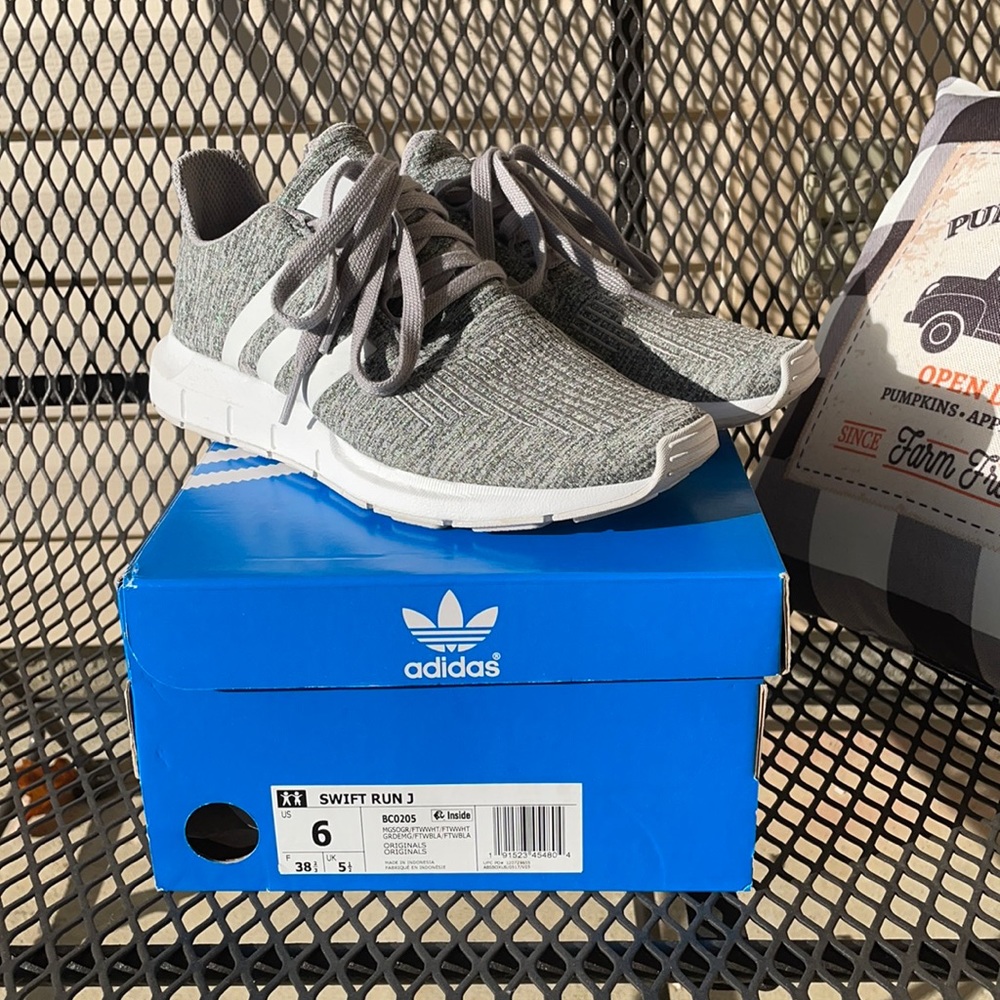 Woman’s Adidas Swift Run J Sz. 7